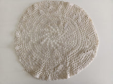 Load image into Gallery viewer, Babymoon Macramé Photography Mat Layer Round | White | 30cm

